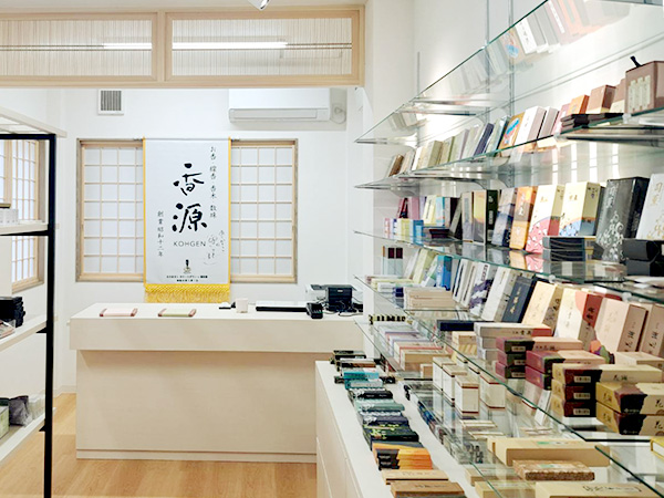<span><b>香源 京都 烏丸五条店</b></span>〒600-8305<br>京都府京都市下京区花屋町通新町西入東若松町830 新花小町1F<br>TEL 075-741-7026<br>営業時間／9:17～18:17 土・日 休業<br>市営地下鉄烏丸線　五条駅から徒歩7分