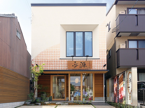 <span><b>香源 名古屋本店</b></span><br>〒453-0042<br>愛知県名古屋市中村区大秋町4-47<br>TEL 052-486-1888<br>営業時間／9:17～18:17 年中無休<br>地下鉄・本陣駅4番出口より徒歩7分 <br>駐車場７台完備